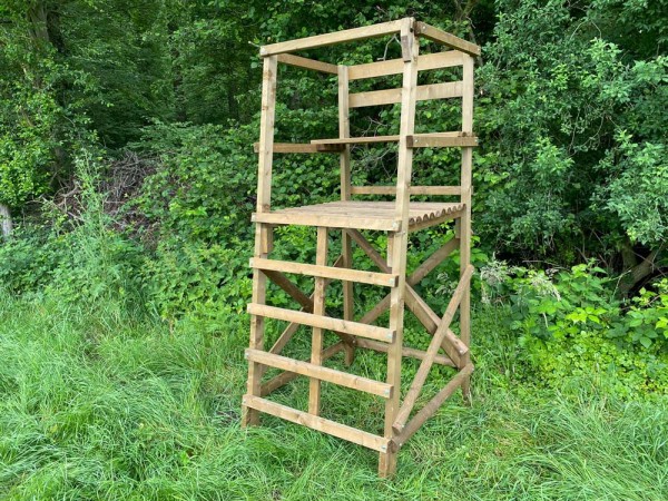 Drückjagdbock aus imprägniertem Holz 1